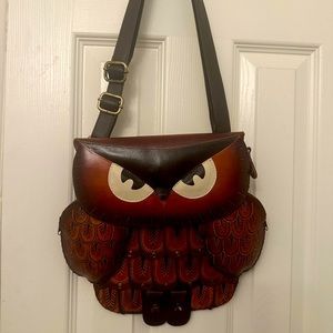 Owl leather crossbody purs